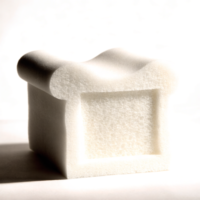Cut cross-section of the pillow showing dense open-cell viscoelastic foam structure and the sculpted zone profile.